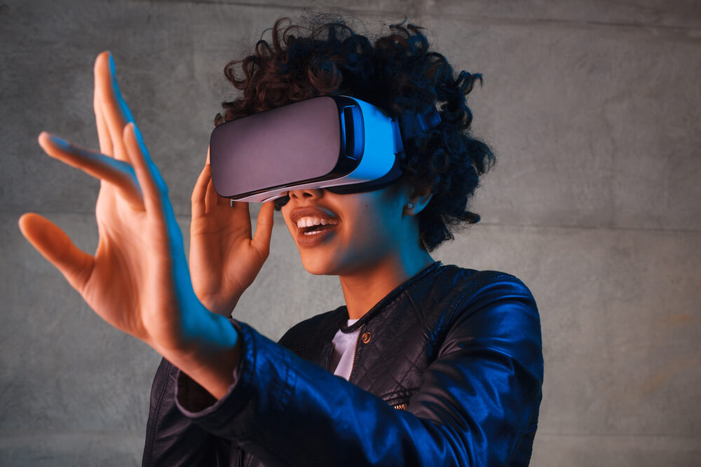 Mulher usando óculos de realidade virtual representando experiência visual imersiva